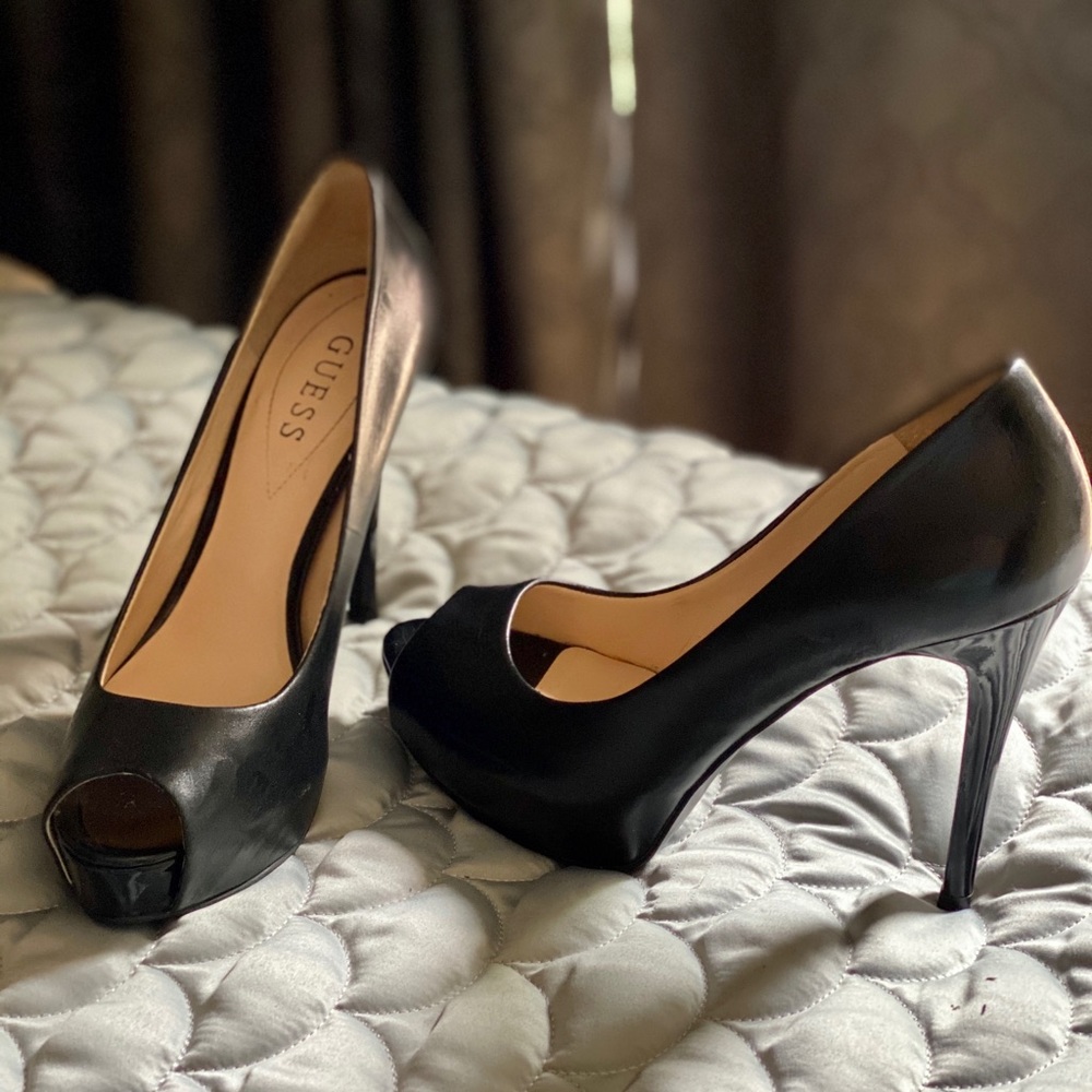 Guess black heels 4”